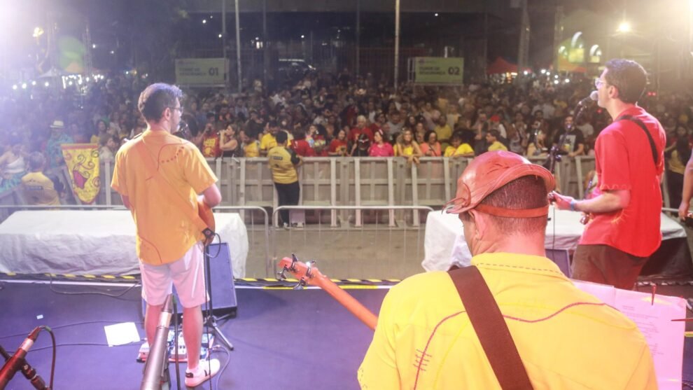 pre-carnaval-de-fortaleza-2026-lota-mercado-dos-pinhoes-e-amplia-festa-com-novos-polos-na-cidade