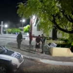 policiais-se-distraem-durante-abordagem-e-suspeito-foge-em-praca-de-santa-quiteria,-no-ceara