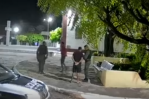 policiais-se-distraem-durante-abordagem-e-suspeito-foge-em-praca-de-santa-quiteria,-no-ceara