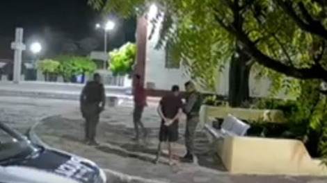 policiais-se-distraem-durante-abordagem-e-suspeito-foge-em-praca-de-santa-quiteria,-no-ceara