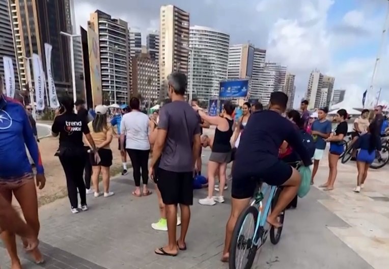 turista-idosa-e-atropelada-por-ciclista-na-beira-mar,-em-fortaleza,-e-tem-traumatismo-craniano
