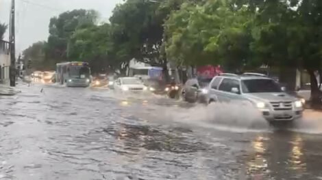defesa-civil-de-fortaleza-emite-alerta-para-chuvas-intensas;-confira