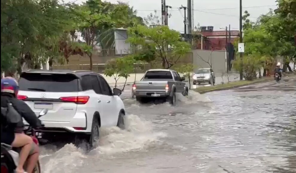 ruas-de-fortaleza-tem-alagamentos-e-quedas-de-arvores-apos-fortes-chuvas