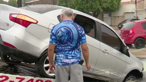 carro-cai-em-cratera-que-abriu-durante-fortes-chuvas-em-rua-de-fortaleza;-confira-o-video