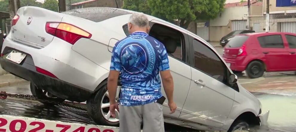 carro-cai-em-cratera-que-abriu-durante-fortes-chuvas-em-rua-de-fortaleza;-confira-o-video