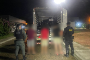 tres-homens-sao-presos-e-mais-de-10-mil-macos-de-cigarro-sao-apreendidos-no-interior-do-ceara