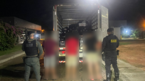 tres-homens-sao-presos-e-mais-de-10-mil-macos-de-cigarro-sao-apreendidos-no-interior-do-ceara
