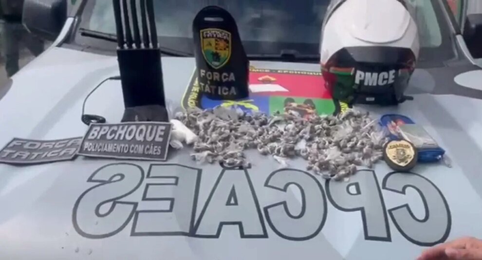 homem-e-preso-com-550-trouxinhas-de-drogas-apos-caes-farejadores-encontrem-esconderijo,-no-ceara