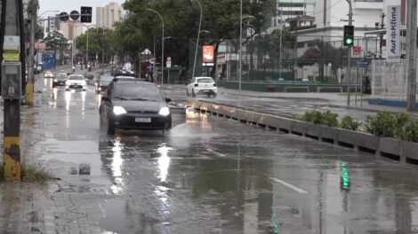 primeira-grande-chuva-de-2026-em-fortaleza-deixa-diversos-pontos-alagados