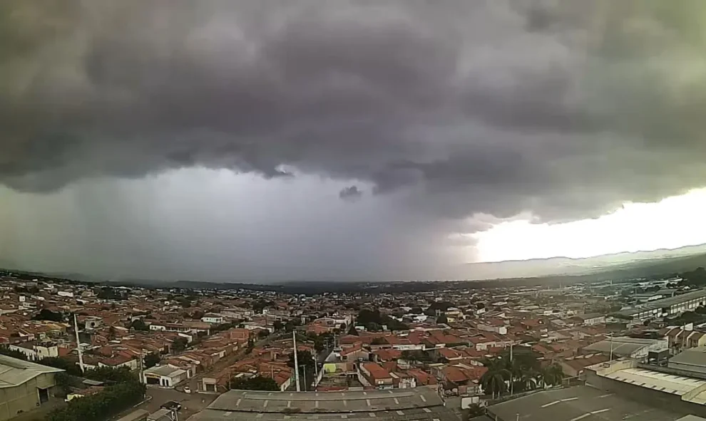 inmet-emite-alerta-de-chuvas-intensas-para-17-municipios-do-ceara-neste-sabado-(31)