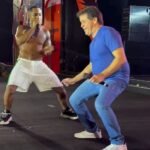 evandro-leitao-danca-“batedeira”-com-kanalha-em-show-no-pre-carnaval-de-fortaleza