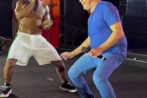 evandro-leitao-danca-“batedeira”-com-kanalha-em-show-no-pre-carnaval-de-fortaleza