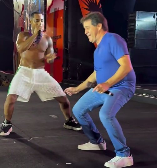 evandro-leitao-danca-“batedeira”-com-kanalha-em-show-no-pre-carnaval-de-fortaleza
