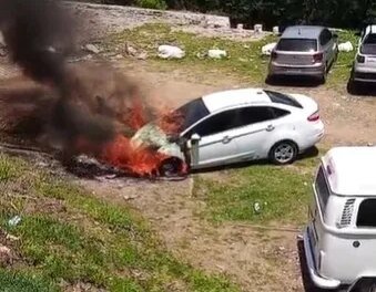 carro-pega-fogo-no-estacionamento-do-horto-do-padre-cicero-em-juazeiro-do-norte