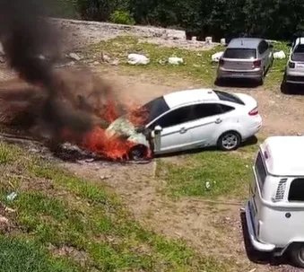 carro-pega-fogo-no-estacionamento-do-horto-do-padre-cicero-em-juazeiro-do-norte