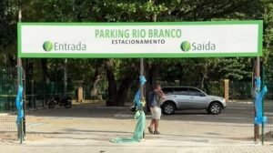 parque-rio-branco:-prefeitura-diz-que-estacionamento-segue-gratuito-apos-instalacao-de-grades-e-portico