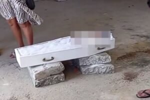 cemiterio-sem-estrutura:-bebe-afogado-em-piscina-no-ceara-foi-velado-sobre-pedras-no-chao