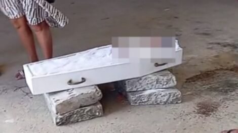 cemiterio-sem-estrutura:-bebe-afogado-em-piscina-no-ceara-foi-velado-sobre-pedras-no-chao