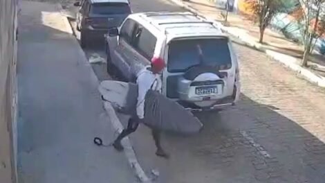 criminoso-e-flagrado-quebrando-vidro-de-carro-e-furtando-prancha-de-surfe-em-fortaleza