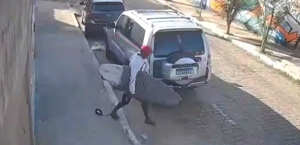 criminoso-e-flagrado-quebrando-vidro-de-carro-e-furtando-prancha-de-surfe-em-fortaleza