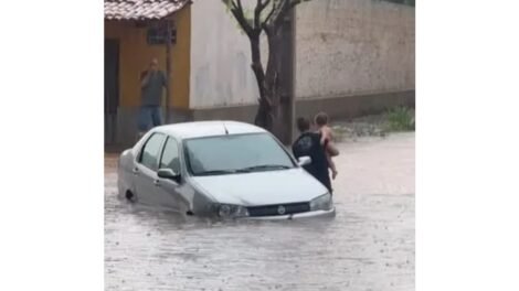 chuvas-geram-alagamentos-e-dificultam-o-transito-em-ruas-de-juazeiro-do-norte,-no-ceara