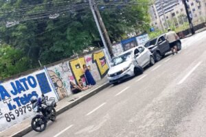 colisao-entre-carros-deixa-tres-feridos-em-cruzamento-do-mucuripe,-em-fortaleza