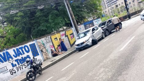 colisao-entre-carros-deixa-tres-feridos-em-cruzamento-do-mucuripe,-em-fortaleza