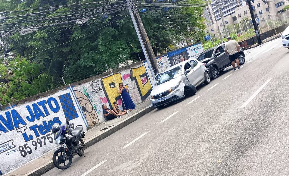 colisao-entre-carros-deixa-tres-feridos-em-cruzamento-do-mucuripe,-em-fortaleza