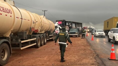 acidente-entre-dois-caminhoes-deixa-um-dos-motoristas-ferido-em-maracanau,-no-ceara