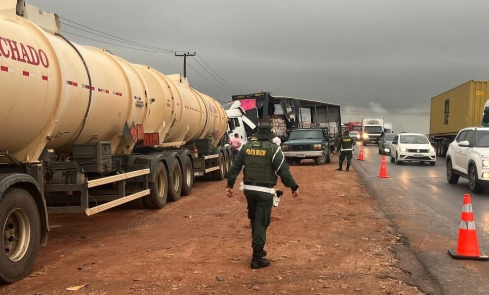 acidente-entre-dois-caminhoes-deixa-um-dos-motoristas-ferido-em-maracanau,-no-ceara