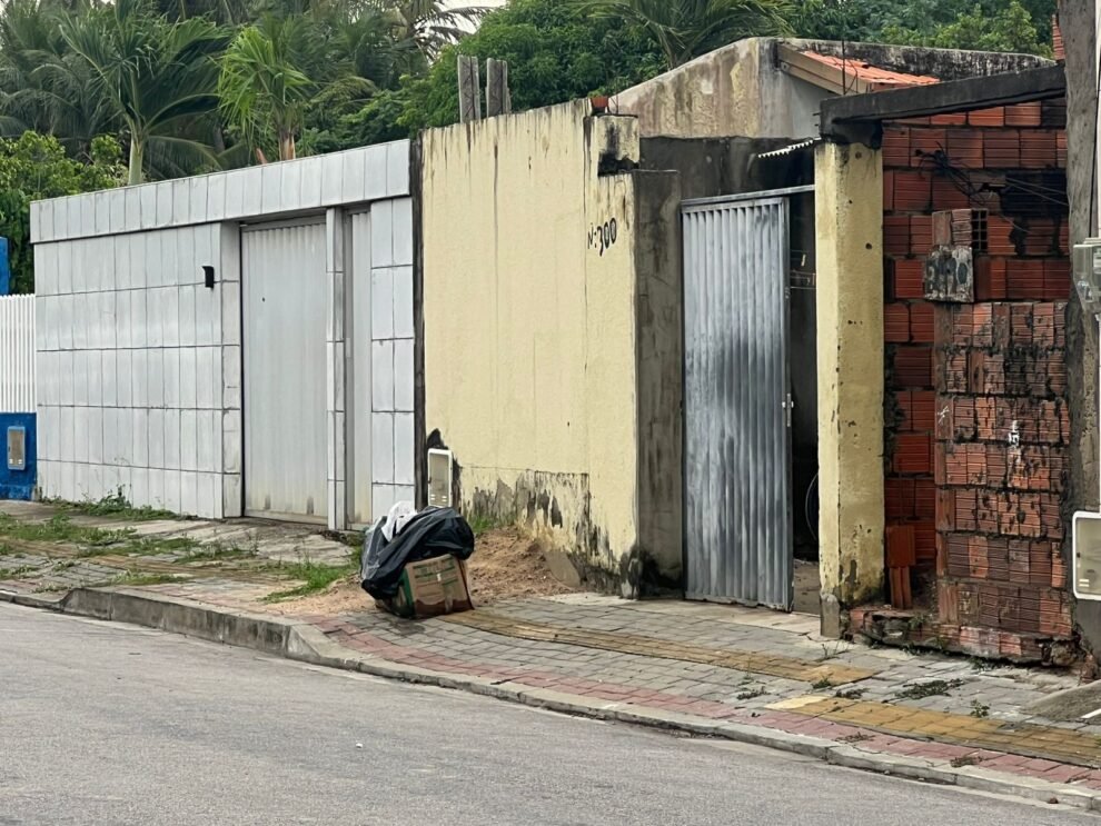mulher-e-morta-a-tiros-na-frente-da-filha-autista-apos-homens-invadirem-casa-em-caucaia
