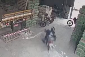 condutor-perde-o-controle-da-moto-e-sobrevive-ao-bater-em-sacas-de-cimento,-no-ceara