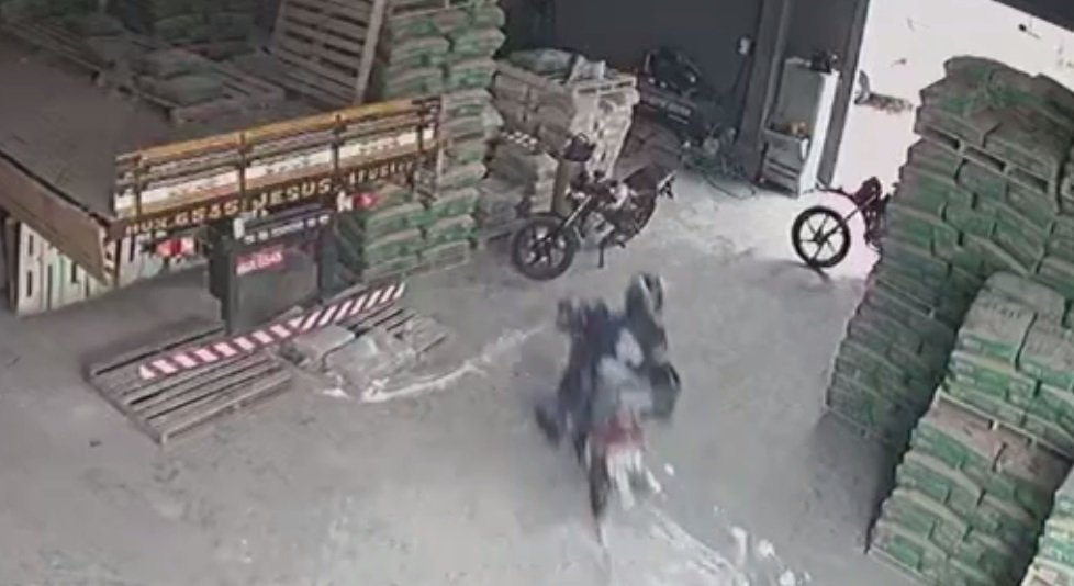 condutor-perde-o-controle-da-moto-e-sobrevive-ao-bater-em-sacas-de-cimento,-no-ceara