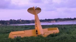 aviao-de-pequeno-porte-tenta-fazer-pouso-e-cai-de-bico-na-lagoa-do-catu,-em-aquiraz-(ce)