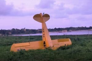 aviao-de-pequeno-porte-tenta-fazer-pouso-e-cai-de-bico-na-lagoa-do-catu,-em-aquiraz-(ce)