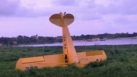 aviao-de-pequeno-porte-tenta-fazer-pouso-e-cai-de-bico-na-lagoa-do-catu,-em-aquiraz-(ce)