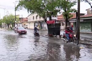 trafegar-em-ruas-alagadas-pode-causar-danos-aos-veiculos;-especialistas-alertam-para-riscos