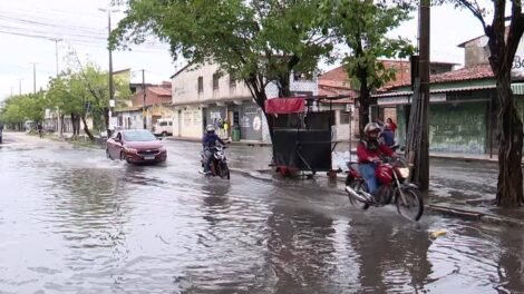 trafegar-em-ruas-alagadas-pode-causar-danos-aos-veiculos;-especialistas-alertam-para-riscos