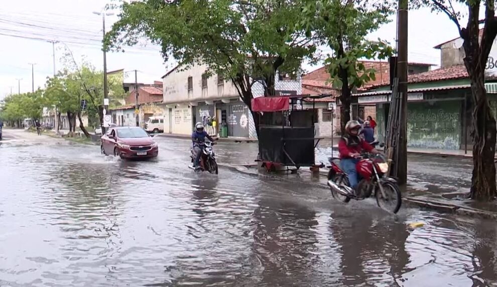 trafegar-em-ruas-alagadas-pode-causar-danos-aos-veiculos;-especialistas-alertam-para-riscos