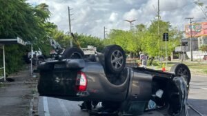 carro-capota-na-avenida-raul-barbosa,-derruba-dois-postes-e-interdita-trecho-da-via