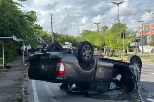 carro-capota-na-avenida-raul-barbosa,-derruba-dois-postes-e-interdita-trecho-da-via