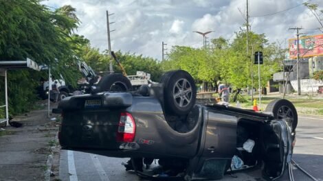 carro-capota-na-avenida-raul-barbosa,-derruba-dois-postes-e-interdita-trecho-da-via