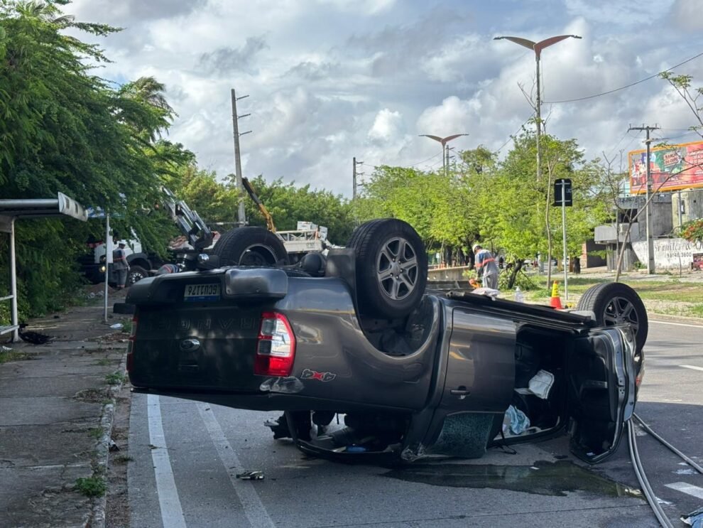 carro-capota-na-avenida-raul-barbosa,-derruba-dois-postes-e-interdita-trecho-da-via