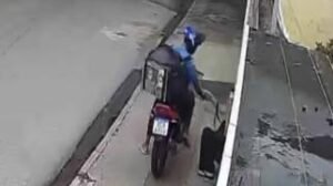 mulher-e-assaltada-na-frente-de-casa-por-criminoso-em-motocicleta-no-bairro-jose-walter,-em-fortaleza