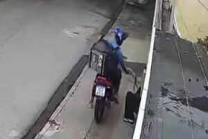 mulher-e-assaltada-na-frente-de-casa-por-criminoso-em-motocicleta-no-bairro-jose-walter,-em-fortaleza