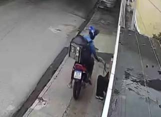 mulher-e-assaltada-na-frente-de-casa-por-criminoso-em-motocicleta-no-bairro-jose-walter,-em-fortaleza