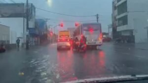 fortaleza-amanhece-sob-chuva-e-com-ruas-alagadas-nesta-quinta-feira-(12)