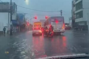 fortaleza-amanhece-sob-chuva-e-com-ruas-alagadas-nesta-quinta-feira-(12)
