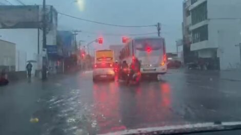 fortaleza-amanhece-sob-chuva-e-com-ruas-alagadas-nesta-quinta-feira-(12)