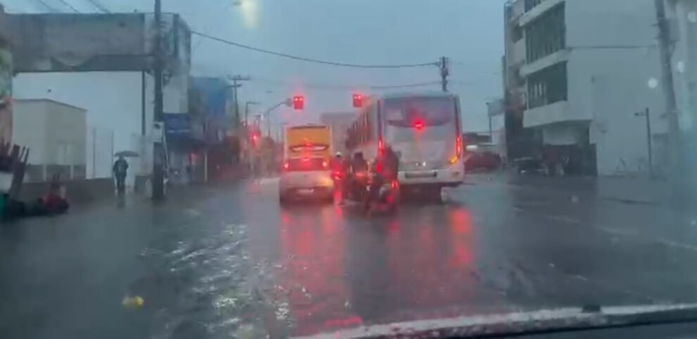 fortaleza-amanhece-sob-chuva-e-com-ruas-alagadas-nesta-quinta-feira-(12)
